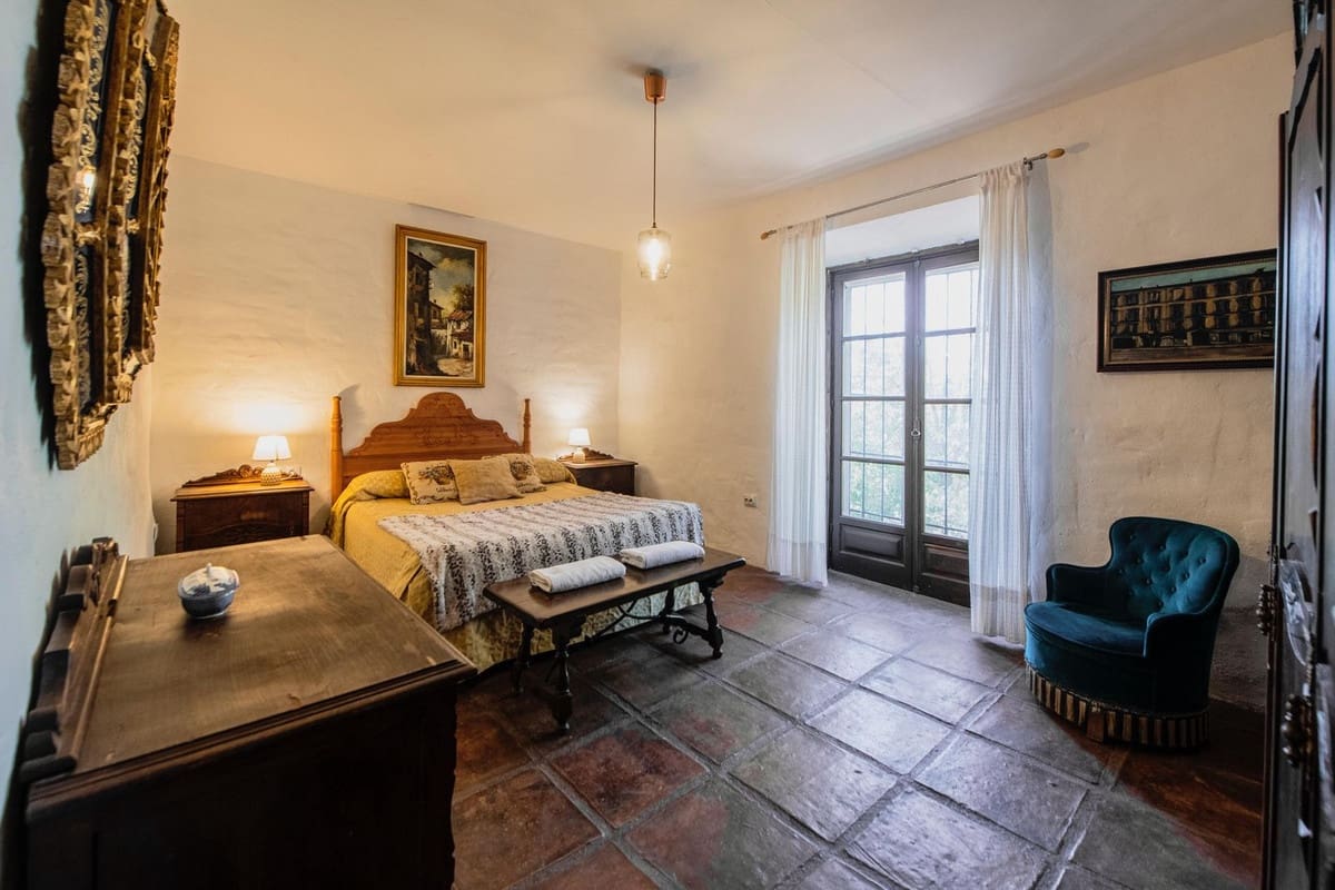 16 soveværelse Finca/Landehus til salg i Malaga by med swimmingpool - € 2.650.000 (Ref: 9182367)