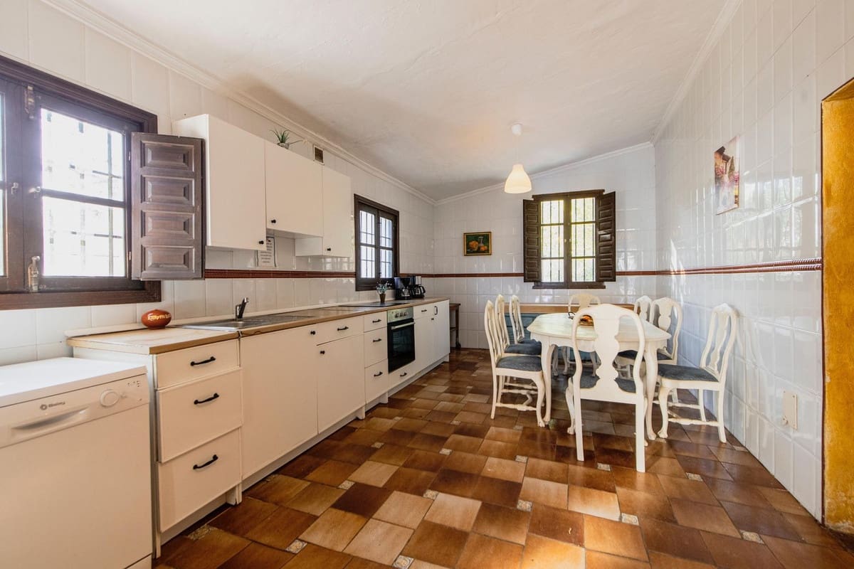 16 soveværelse Finca/Landehus til salg i Malaga by med swimmingpool - € 2.650.000 (Ref: 9182367)