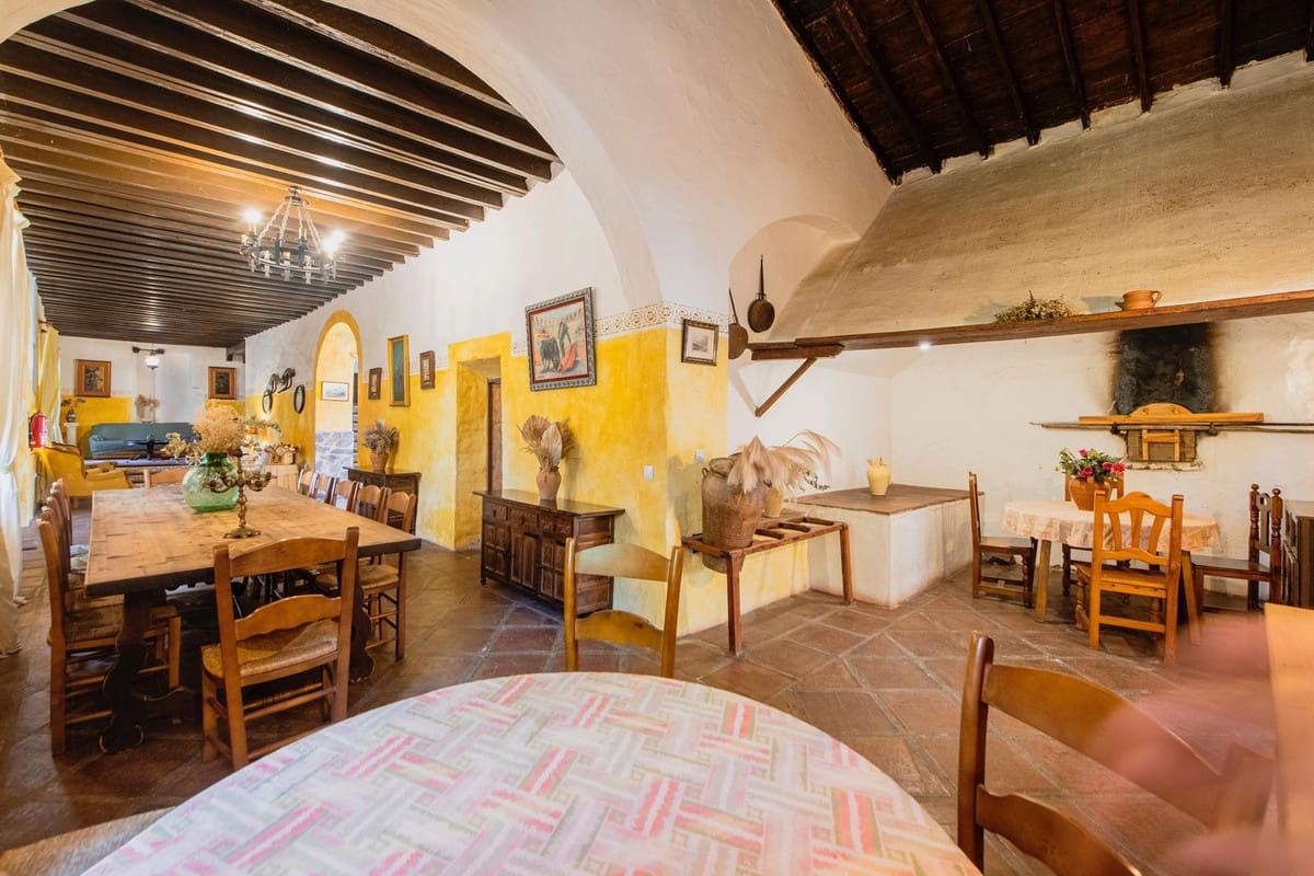 16 soveværelse Finca/Landehus til salg i Malaga by med swimmingpool - € 2.650.000 (Ref: 9182367)