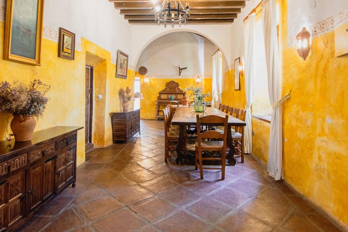 16 soveværelse Finca/Landehus til salg i Malaga by med swimmingpool - € 2.650.000 (Ref: 9182367)