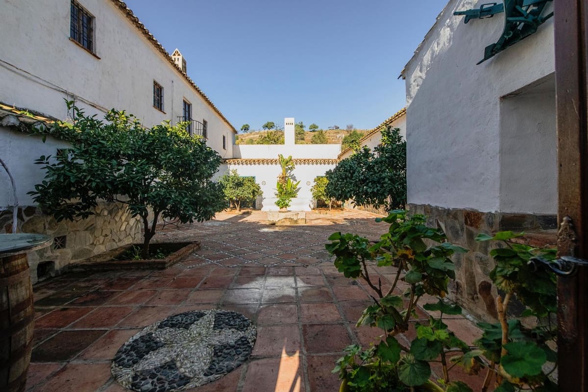 16 soveværelse Finca/Landehus til salg i Malaga by med swimmingpool - € 2.650.000 (Ref: 9182367)