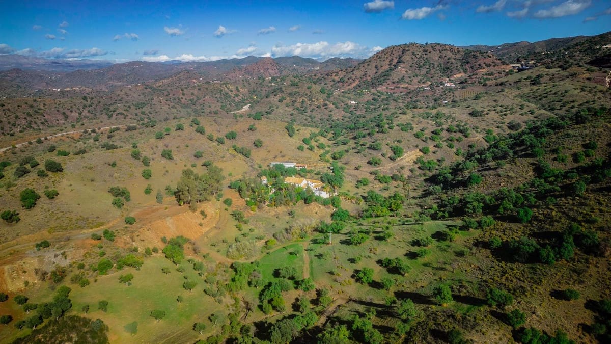 16 soveværelse Finca/Landehus til salg i Malaga by med swimmingpool - € 2.650.000 (Ref: 9182367)