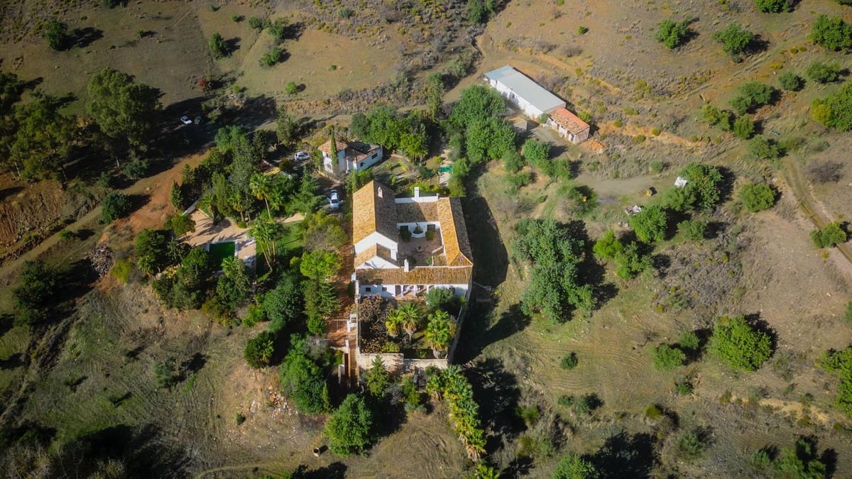 16 soveværelse Finca/Landehus til salg i Malaga by med swimmingpool - € 2.650.000 (Ref: 9182367)