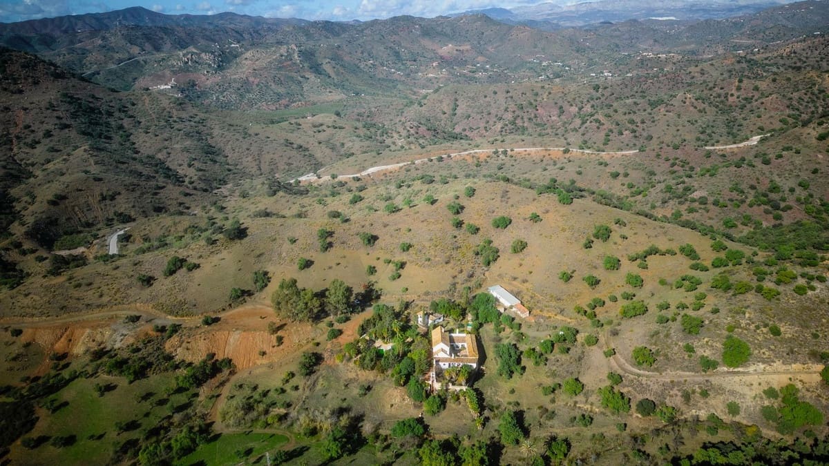 16 soveværelse Finca/Landehus til salg i Malaga by med swimmingpool - € 2.650.000 (Ref: 9182367)