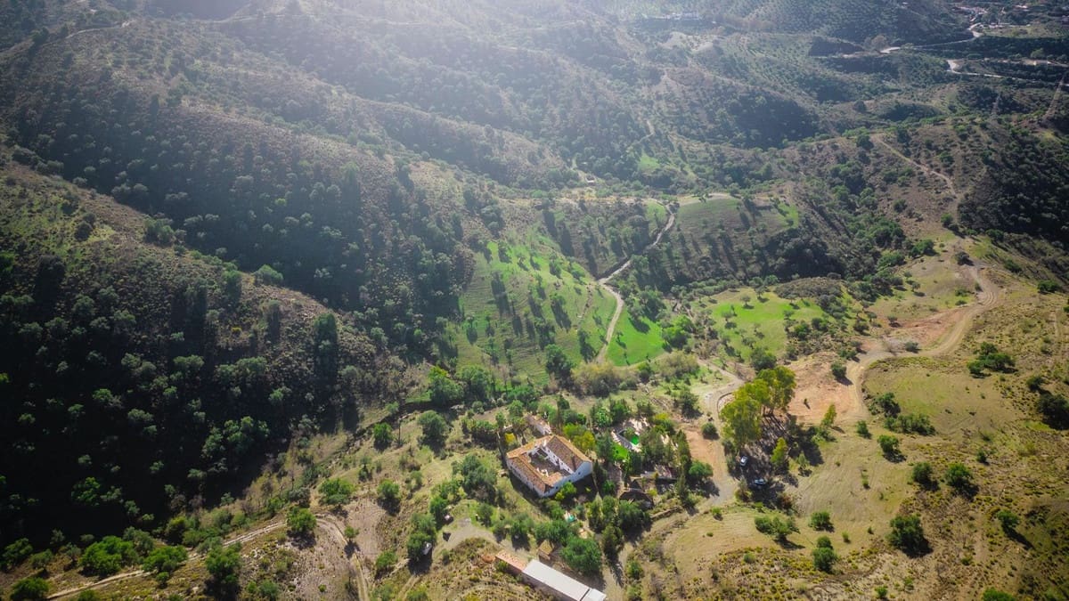 16 soveværelse Finca/Landehus til salg i Malaga by med swimmingpool - € 2.650.000 (Ref: 9182367)