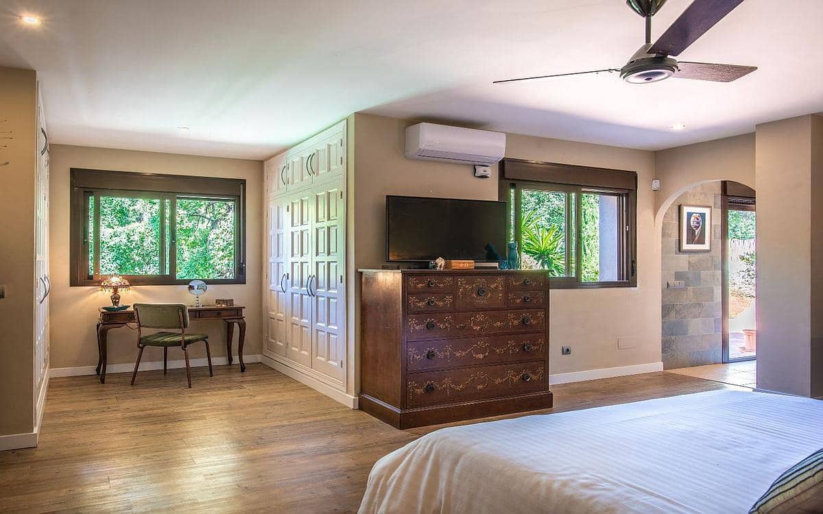 3 makuuhuone Huvila myytävänä paikassa Estepona mukana uima-altaan - 995 000 € (Ref: 9182563)