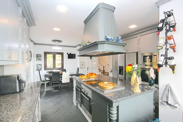 Chalet de 7 habitaciones en Benalmadena Costa, Benalmádena en venta con piscina - 2.500.000 € (Ref: 9182673)