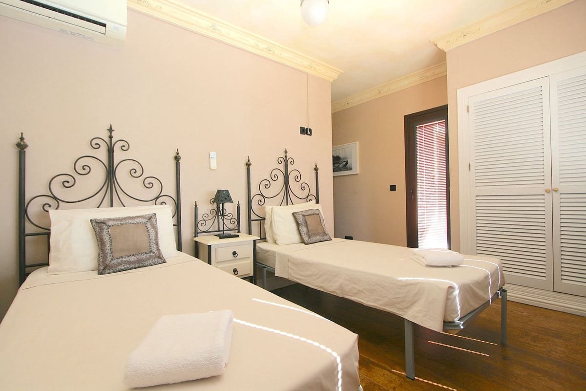 7 Zimmer Villa zu verkaufen in Benalmadena Costa mit Pool - 2.500.000 € (Ref: 9182673)