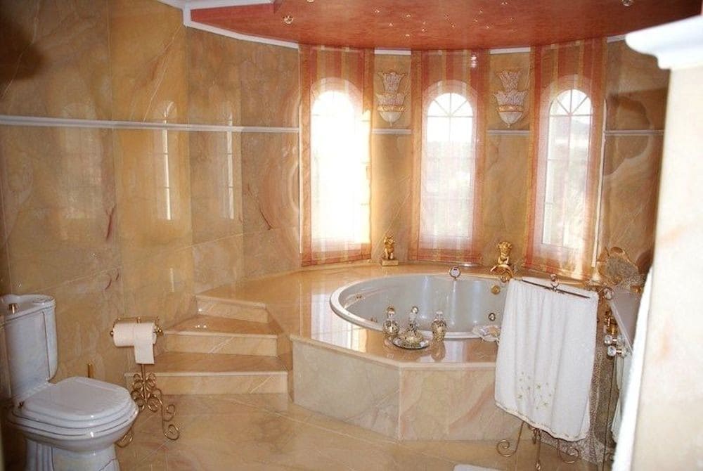 8 bedroom Villa for sale in La Nucia with pool garage - € 4,200,000 (Ref: 9182727)