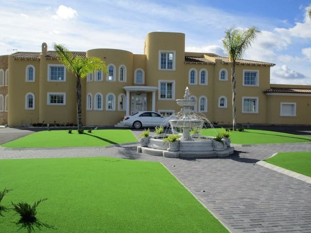 Chalet de 8 habitaciones en La Nucia en venta con piscina garaje - 4.200.000 € (Ref: 9182727)