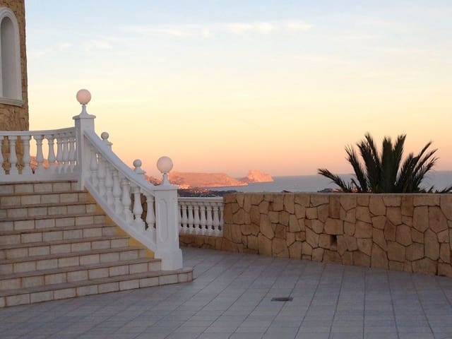 Chalet de 8 habitaciones en La Nucia en venta con piscina garaje - 4.200.000 € (Ref: 9182727)