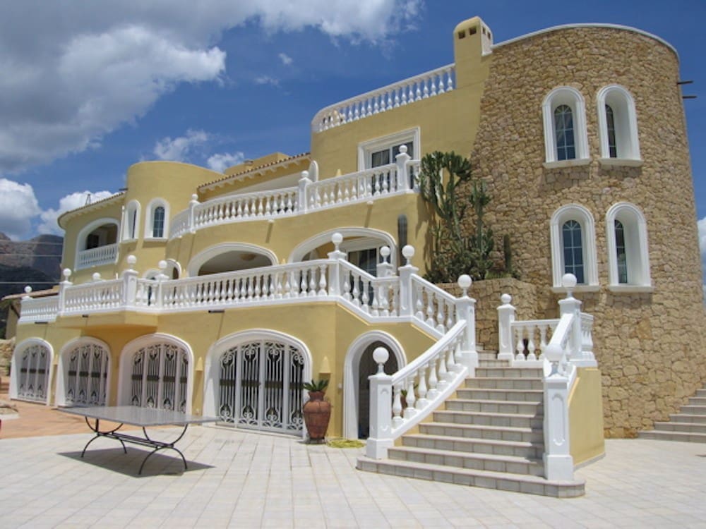 8 bedroom Villa for sale in La Nucia with pool garage - € 4,200,000 (Ref: 9182727)