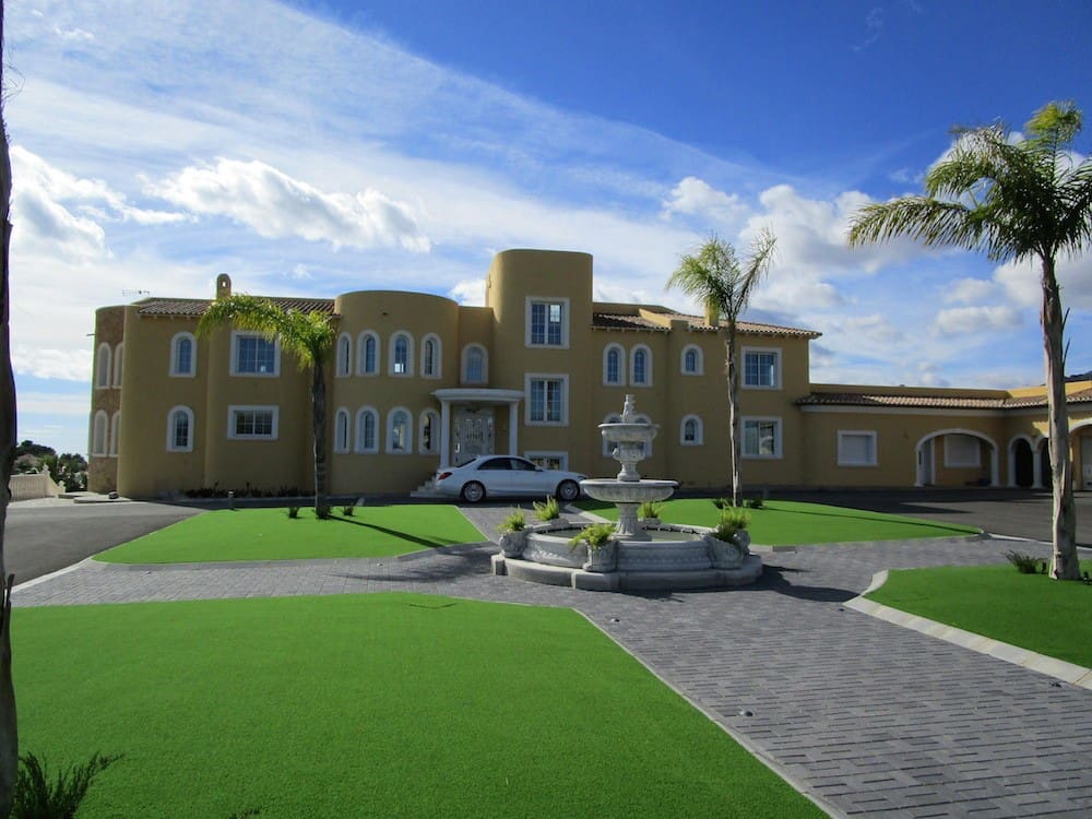 8 bedroom Villa for sale in La Nucia with pool garage - € 4,200,000 (Ref: 9182727)