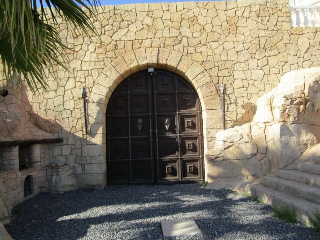 8 bedroom Villa for sale in La Nucia with pool garage - € 4,200,000 (Ref: 9182727)