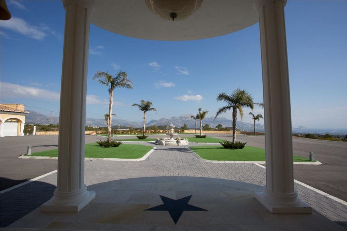 8 bedroom Villa for sale in La Nucia with pool garage - € 4,200,000 (Ref: 9182727)