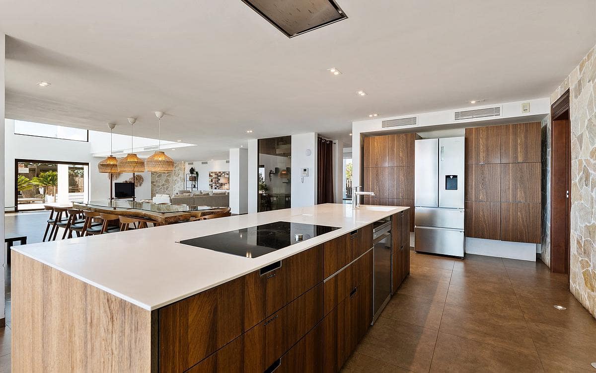 8 soverom Villa til salgs i New Golden Mile med svømmebasseng garasje - € 3 750 000 (Ref: 9182744)