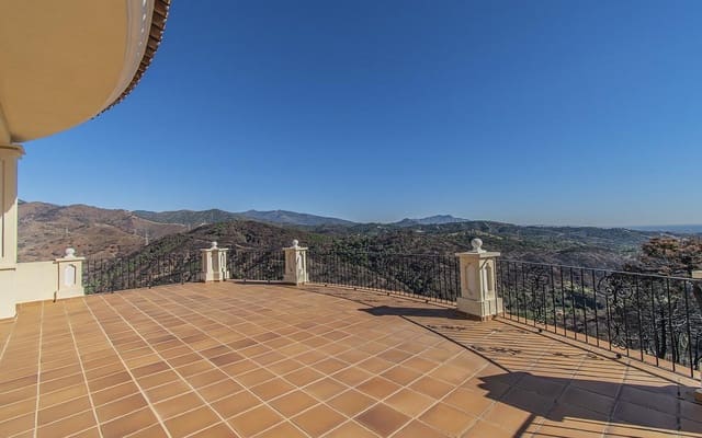 7 sypialnia Willa na sprzedaż w Zona Calvario, Estepona z basenem garażem - 2 500 000 € (Ref: 9182745)