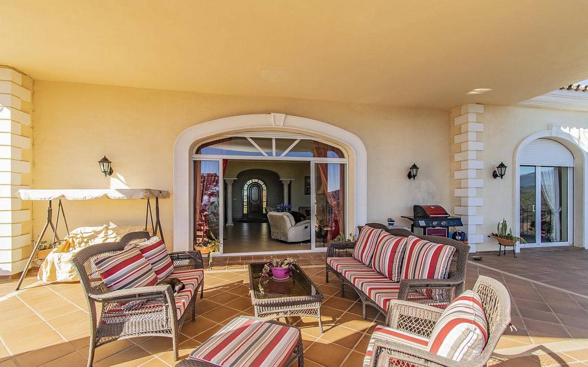 7 slaapkamer Villa te koop in Estepona met zwembad garage - € 2.500.000 (Ref: 9182745)