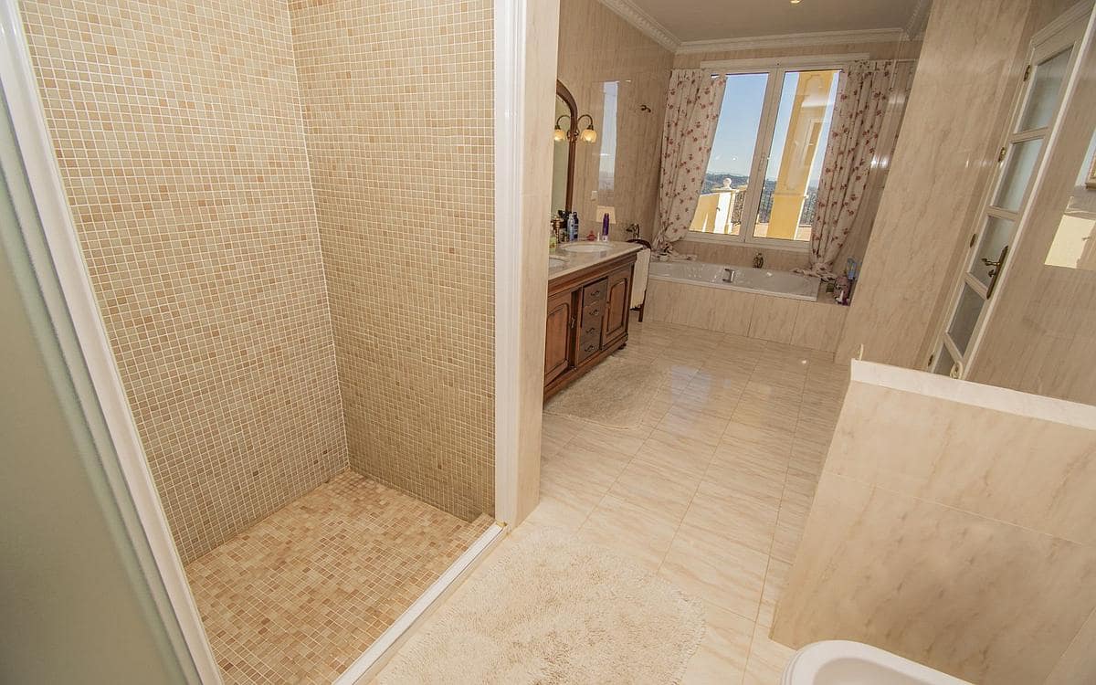 7 slaapkamer Villa te koop in Estepona met zwembad garage - € 2.500.000 (Ref: 9182745)