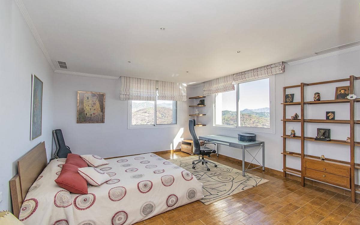 7 slaapkamer Villa te koop in Estepona met zwembad garage - € 2.500.000 (Ref: 9182745)