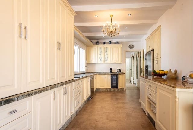 4 soverom Villa til salgs i Zona Calvario, Estepona med svømmebasseng - € 1 195 000 (Ref: 9182771)