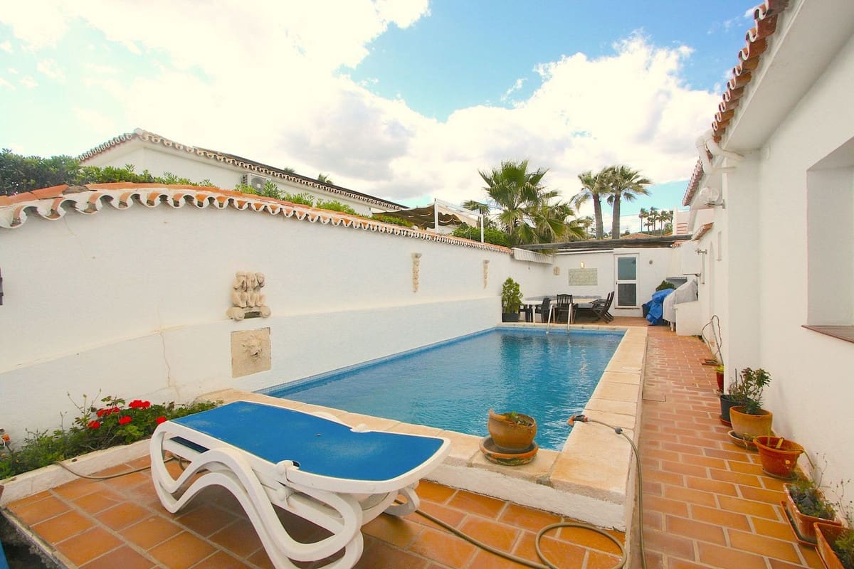 4 soveværelse Villa til salg i Mijas Costa med swimmingpool - € 1.680.000 (Ref: 9182807)