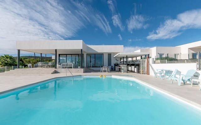 4 bedroom Villa for sale in Manilva Pueblo, Manilva with pool garage - € 2,425,000 (Ref: 9182855)