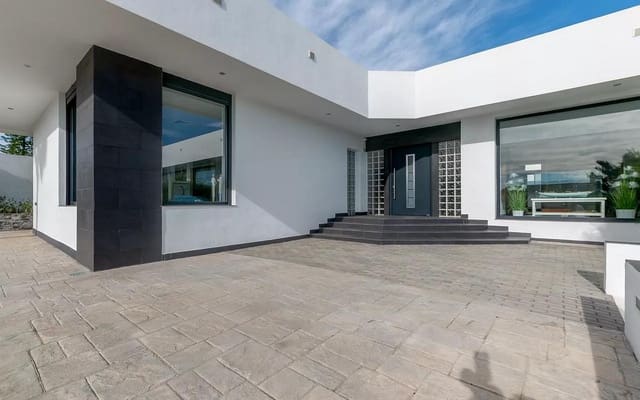 4 bedroom Villa for sale in Manilva Pueblo, Manilva with pool garage - € 2,425,000 (Ref: 9182855)