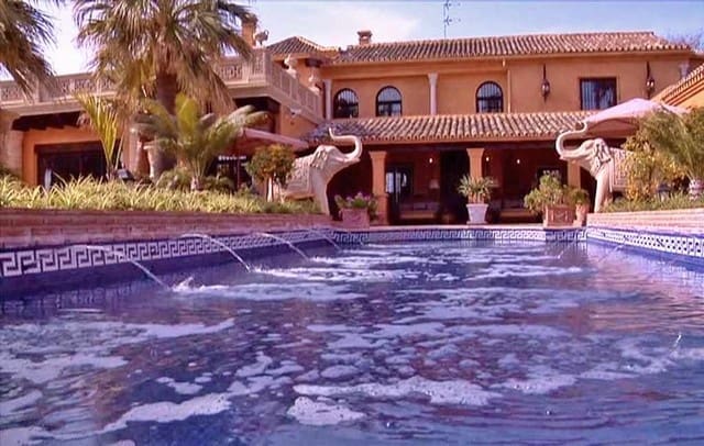 7 soverom Villa til salgs i Nueva Andalucia med svømmebasseng garasje - € 28 000 000 (Ref: 9183019)