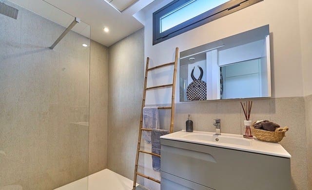 Chalet de 3 habitaciones en Finestrat en venta con piscina - 585.000 € (Ref: 9183052)