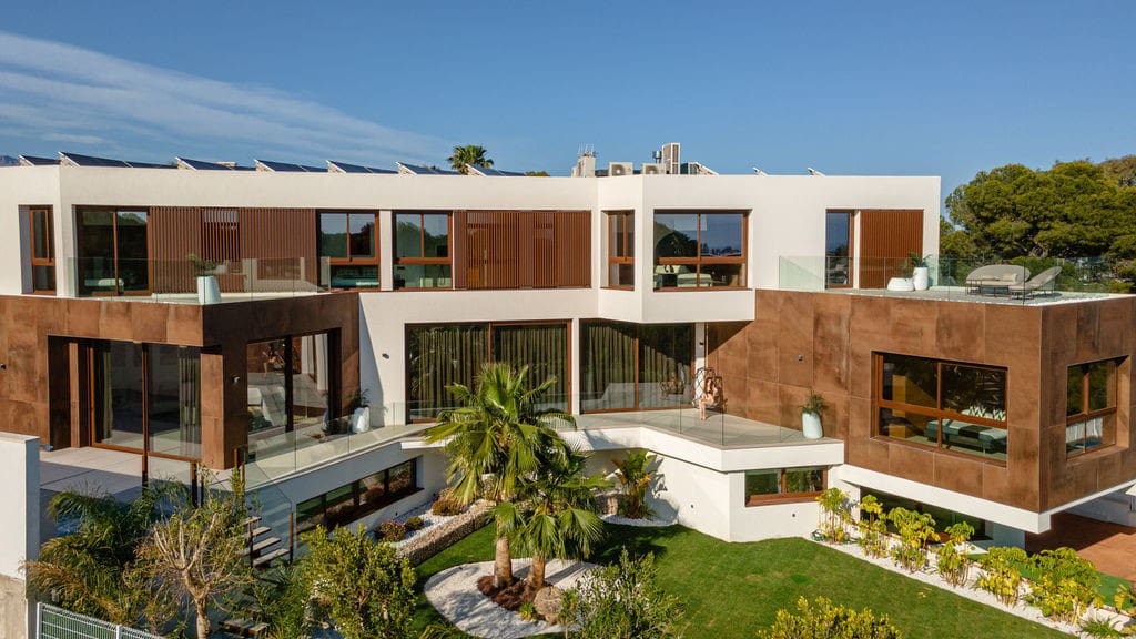 4 bedroom Villa for sale in Benidorm with pool garage - € 2,800,000 (Ref: 9183071)