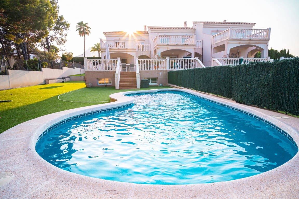 Chalet de 4 habitaciones en La Nucia en venta con piscina garaje - 1.260.000 € (Ref: 9183118)