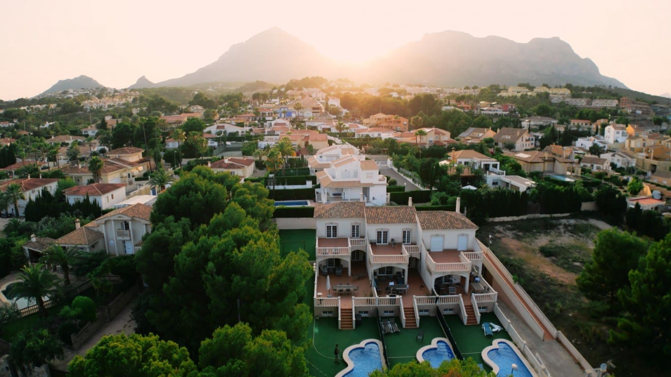 Chalet de 4 habitaciones en La Nucia en venta con piscina garaje - 1.260.000 € (Ref: 9183118)