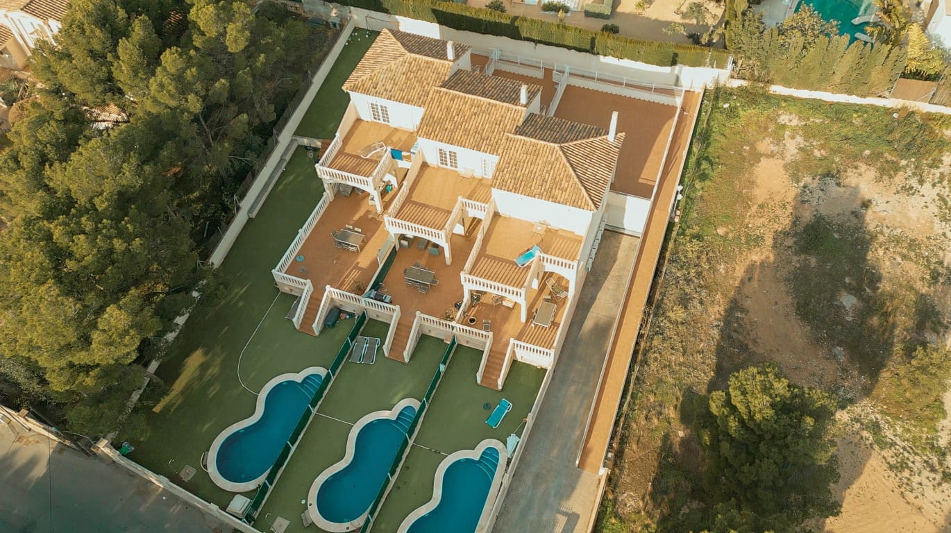 Chalet de 4 habitaciones en La Nucia en venta con piscina garaje - 1.260.000 € (Ref: 9183118)