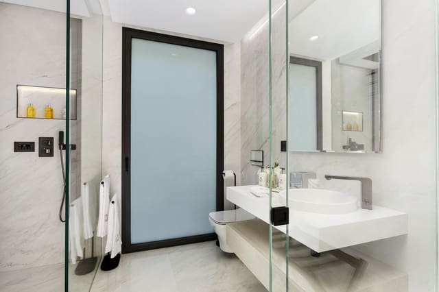 Apartamento de 4 habitaciones en El Velerín, Estepona en venta con piscina garaje - 3.650.000 € (Ref: 9183130)