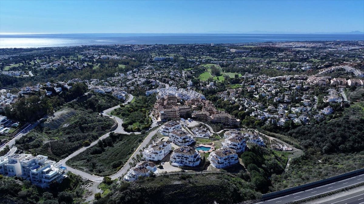 2 soverom Leilighet til salgs i Aloha Golf med svømmebasseng - € 635 000 (Ref: 9206828)