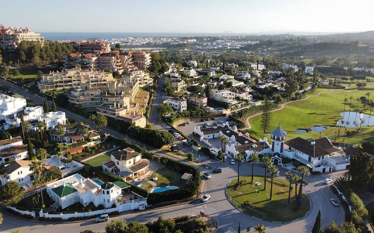 6 slaapkamer Villa te koop in Nueva Andalucia met zwembad - € 2.525.000 (Ref: 9235840)