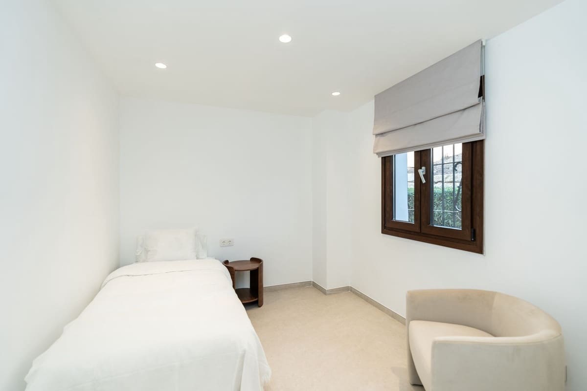 4 makuuhuone Omakotitalo myytävänä paikassa Estepona mukana uima-altaan - 1 295 000 € (Ref: 9275362)