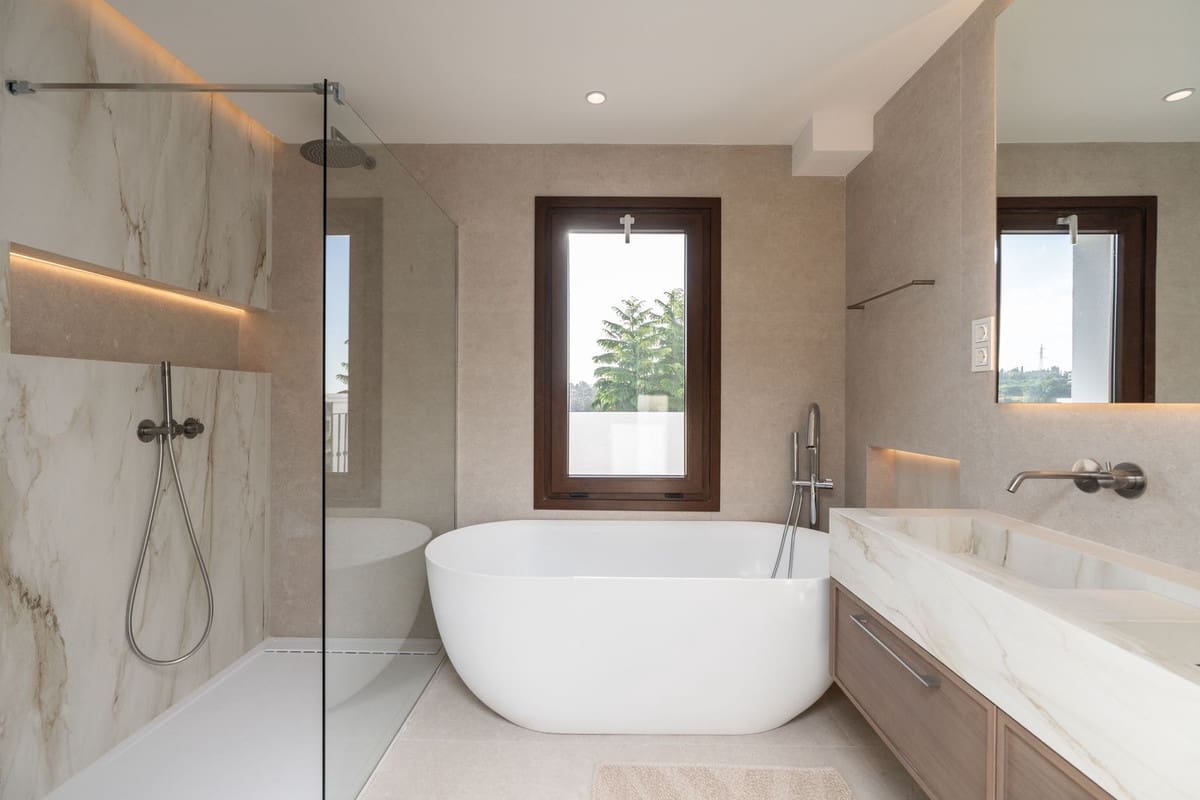 4 makuuhuone Omakotitalo myytävänä paikassa Estepona mukana uima-altaan - 1 295 000 € (Ref: 9275362)