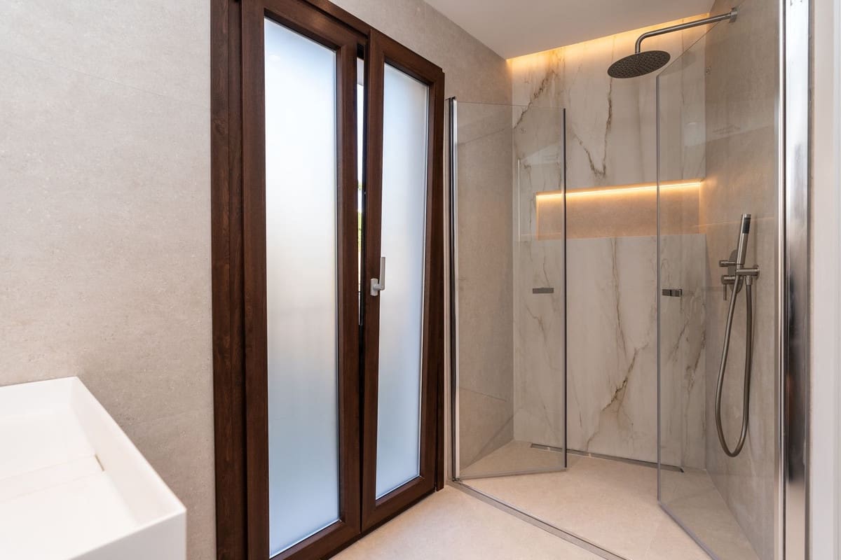 4 makuuhuone Omakotitalo myytävänä paikassa Estepona mukana uima-altaan - 1 295 000 € (Ref: 9275362)