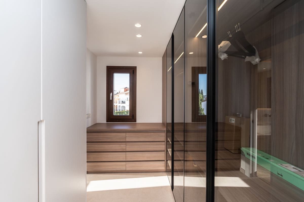 4 makuuhuone Omakotitalo myytävänä paikassa Estepona mukana uima-altaan - 1 295 000 € (Ref: 9275362)