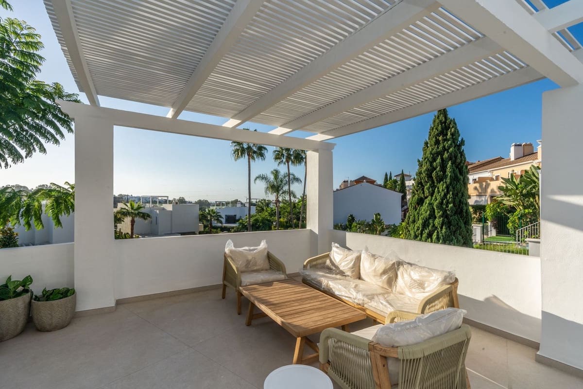 4 makuuhuone Omakotitalo myytävänä paikassa Estepona mukana uima-altaan - 1 295 000 € (Ref: 9275362)