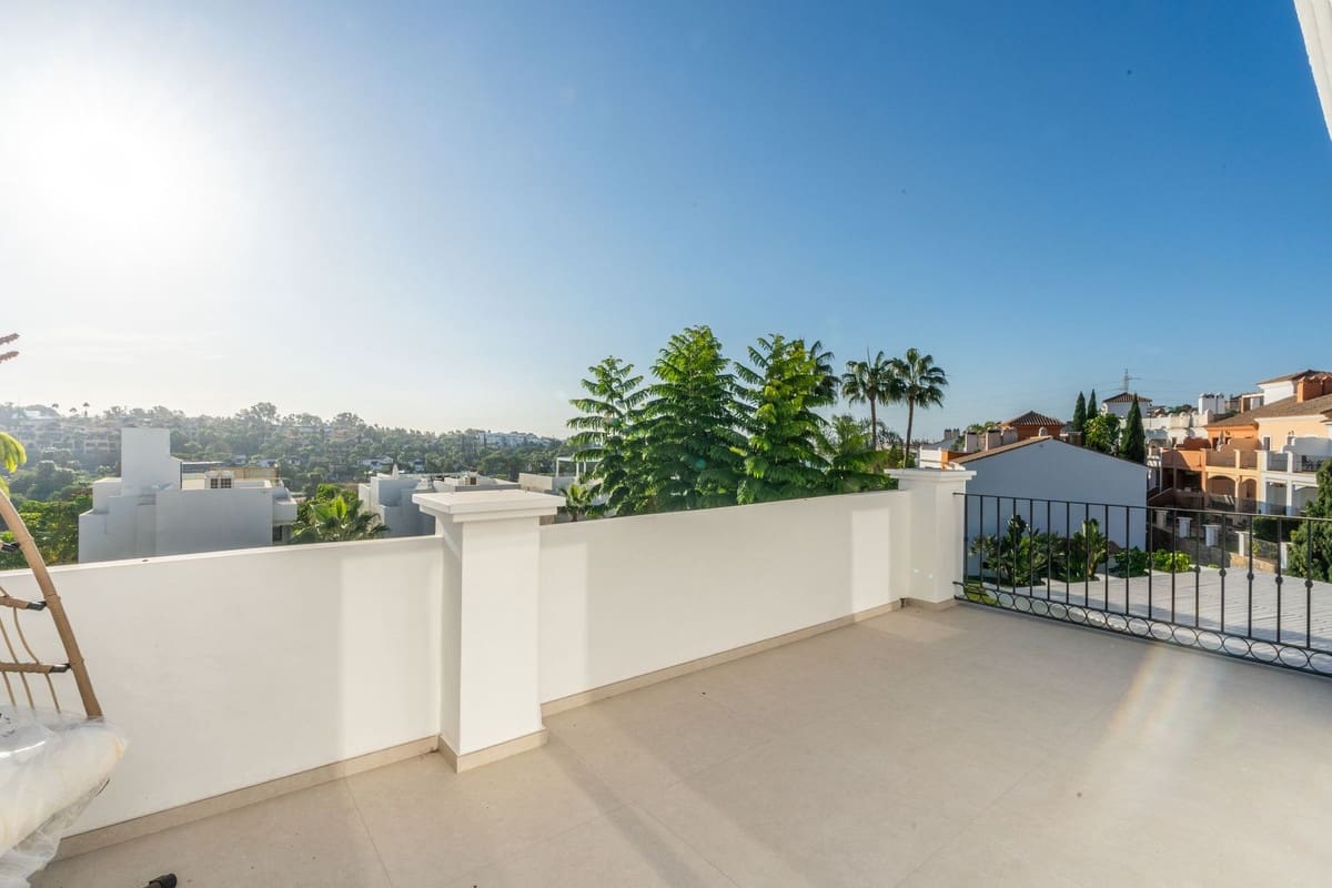 4 makuuhuone Omakotitalo myytävänä paikassa Estepona mukana uima-altaan - 1 295 000 € (Ref: 9275362)