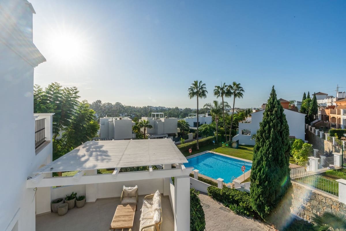 4 makuuhuone Omakotitalo myytävänä paikassa Estepona mukana uima-altaan - 1 295 000 € (Ref: 9275362)