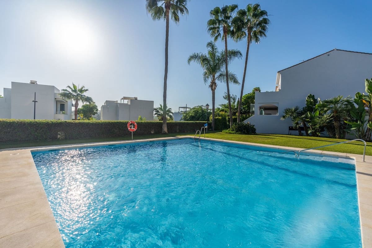 4 makuuhuone Omakotitalo myytävänä paikassa Estepona mukana uima-altaan - 1 295 000 € (Ref: 9275362)