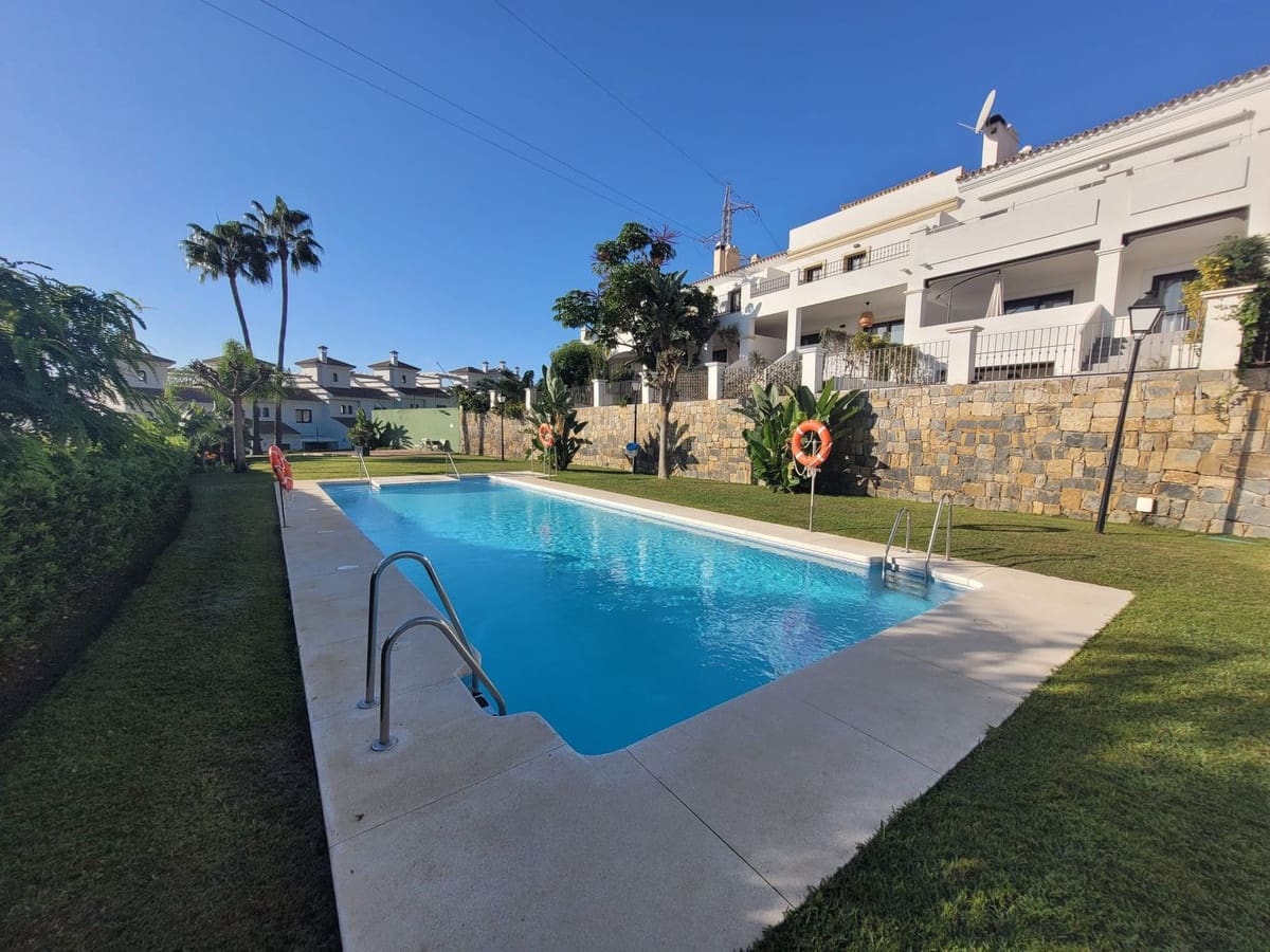 4 makuuhuone Omakotitalo myytävänä paikassa Estepona mukana uima-altaan - 1 295 000 € (Ref: 9275362)