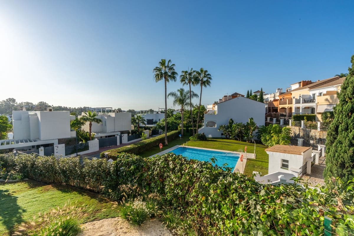 4 makuuhuone Omakotitalo myytävänä paikassa Estepona mukana uima-altaan - 1 295 000 € (Ref: 9275362)