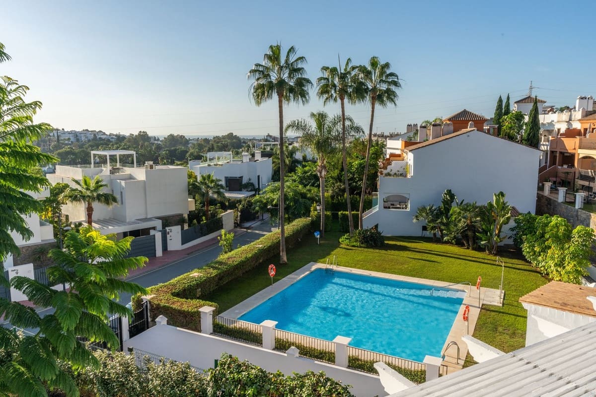 4 makuuhuone Omakotitalo myytävänä paikassa Estepona mukana uima-altaan - 1 295 000 € (Ref: 9275362)