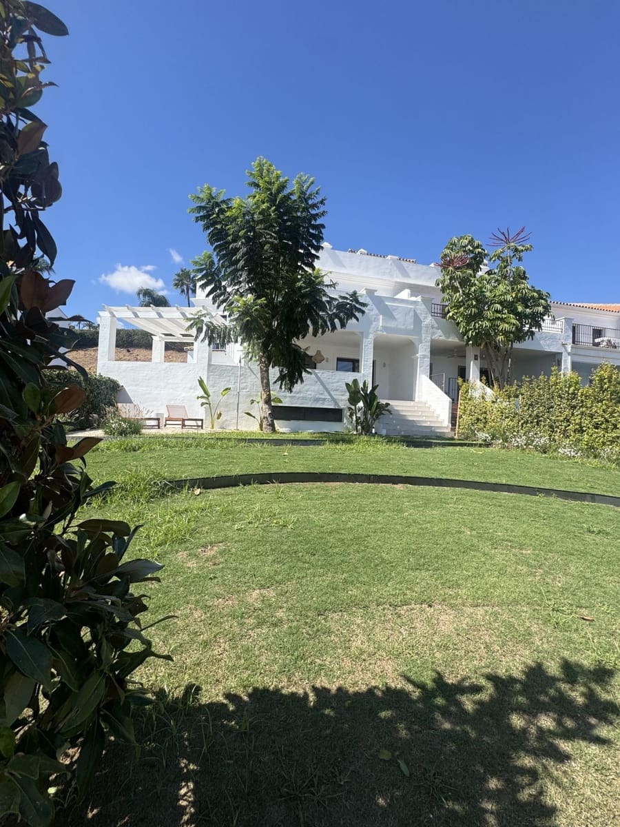 4 makuuhuone Omakotitalo myytävänä paikassa Estepona mukana uima-altaan - 1 295 000 € (Ref: 9275362)