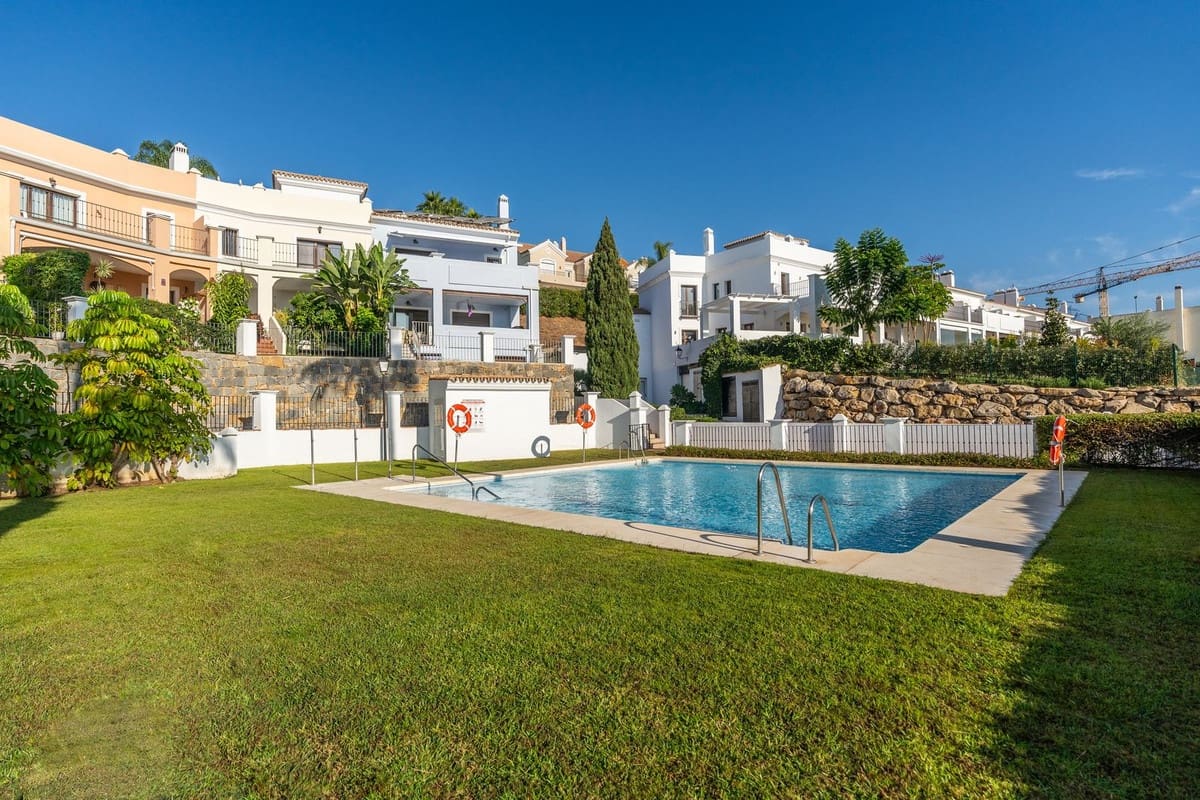 4 makuuhuone Omakotitalo myytävänä paikassa Estepona mukana uima-altaan - 1 295 000 € (Ref: 9275362)